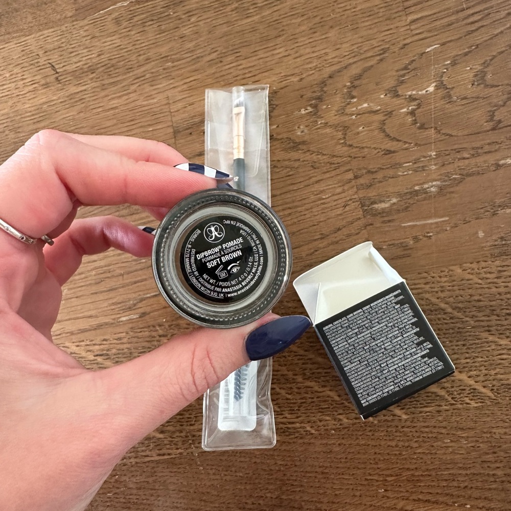 Anastasia Beverly Hills DipBrow Pomade in Soft Brown with 12 Brow Brush NEW - Picture 3 of 4